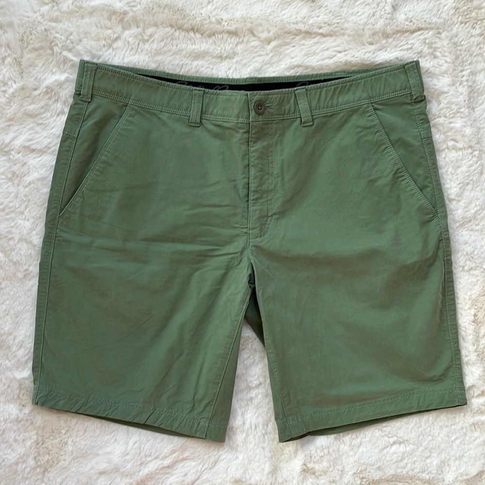 Eddie Bauer, Men’s voyager flex 10” chino shorts, green size 40